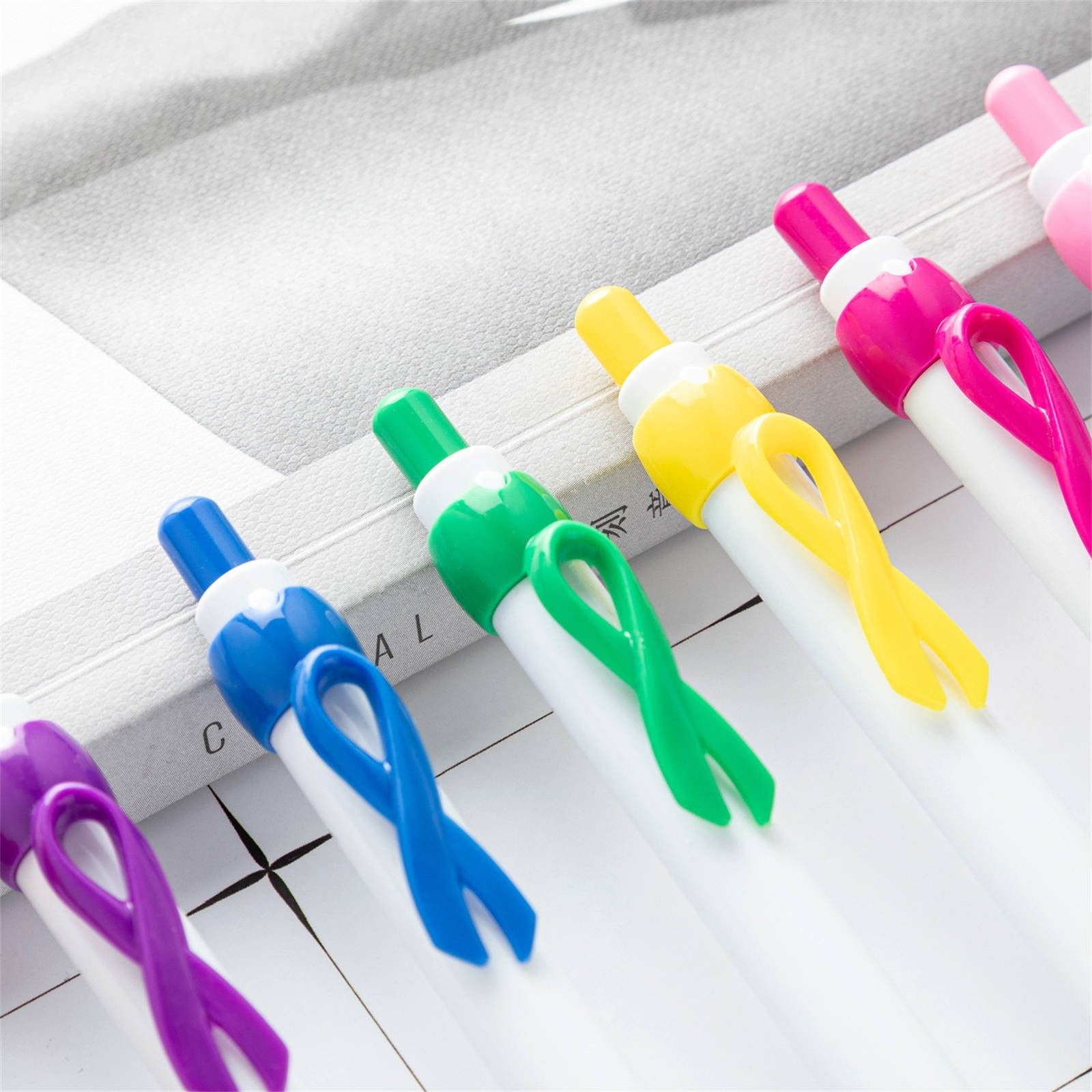 LMTODLFG 10 Pcs Awareness Ribbon Pen 1.0 mm Abuse Awareness Message Pens Colon Cancer Retractable Ribbon Gel Pens for Mental Health Awareness Charity Volunteers Activities, Black Ink