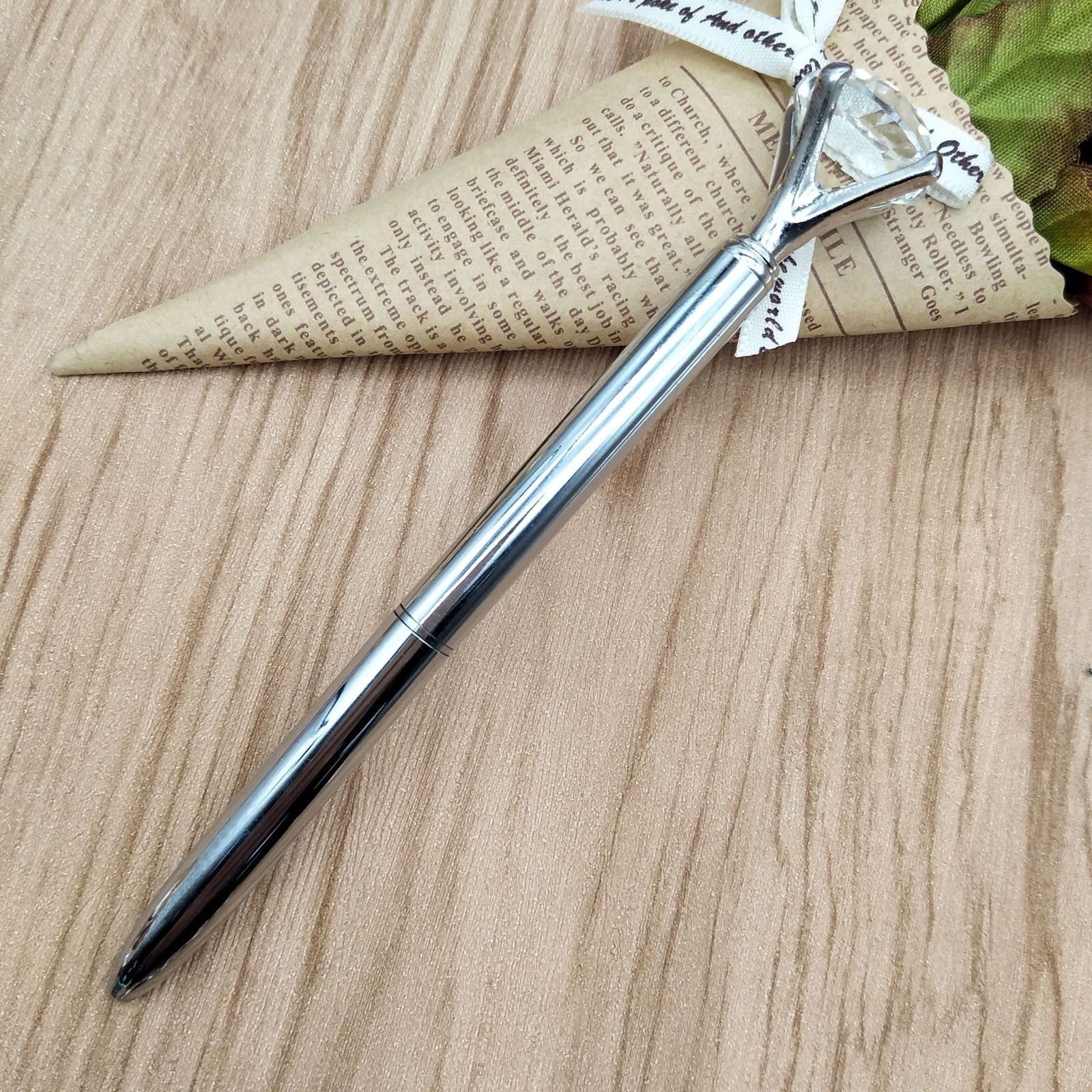 Shldybc Cute Ballpoint Pens for Note Writing, Crystal Ball Pens Office Supplies for Women & Men, Large Diamond Ballpoint Pens, Good Gift Journaling Pens for Everyday Writing Activities